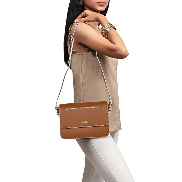 Favore Women Tan Leather Shoulder Bags